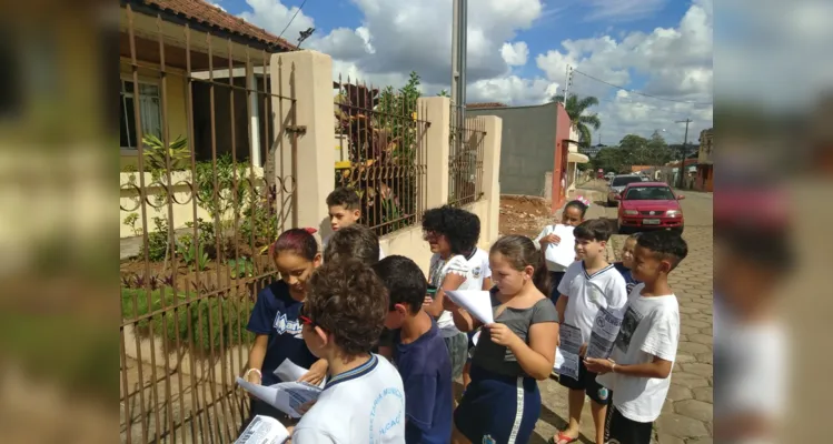 Trabalho em sala, nos arredores da escola e no bairro movimentaram estudantes.