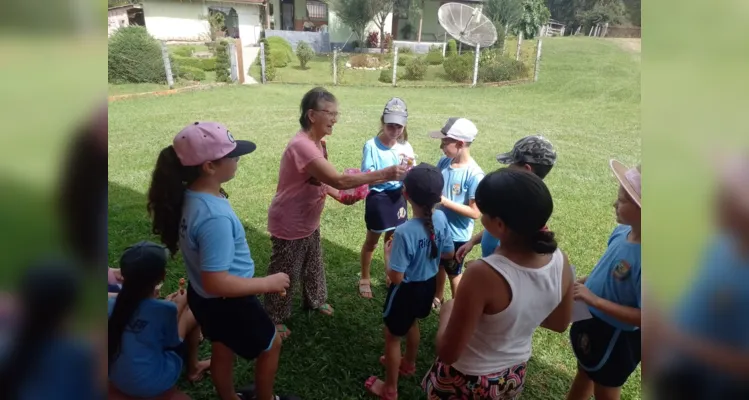 Com o intuito de informar e alertar a população sobre os perigos da dengue, os alunos realizaram visitas pelo município.