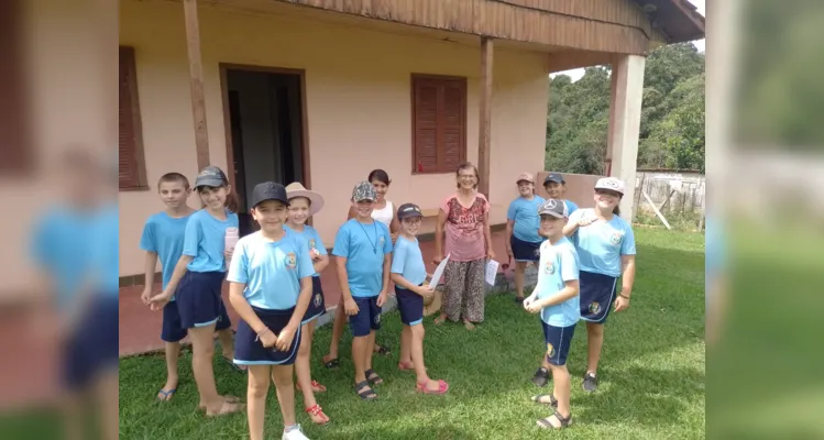 Com o intuito de informar e alertar a população sobre os perigos da dengue, os alunos realizaram visitas pelo município.