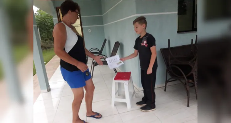 Com o intuito de informar e alertar a população sobre os perigos da dengue, os alunos realizaram visitas pelo município.