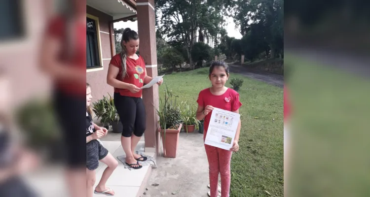 Com o intuito de informar e alertar a população sobre os perigos da dengue, os alunos realizaram visitas pelo município.