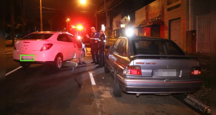 Motorista do Prisma colidiu em um Ford Escort estacionado