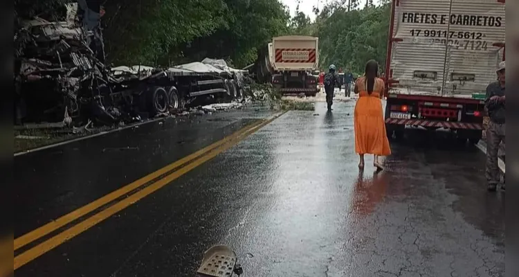 Caminhoneiro morre em grave acidente na PR-092