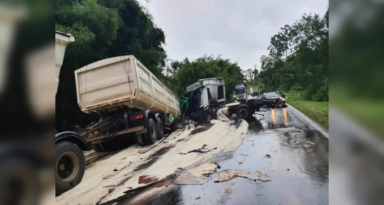 Caminhoneiro morre em grave acidente na PR-092