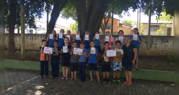 A proposta envolveu estudos e pesquisas, confecção de cartazes e panfletos e conscientização da comunidade.