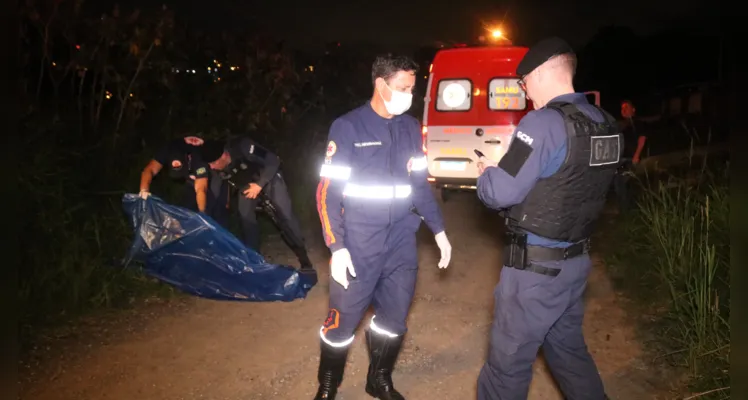 Forças de segurança, além de equipes de socorro, foram mobilizadas para o local do crime