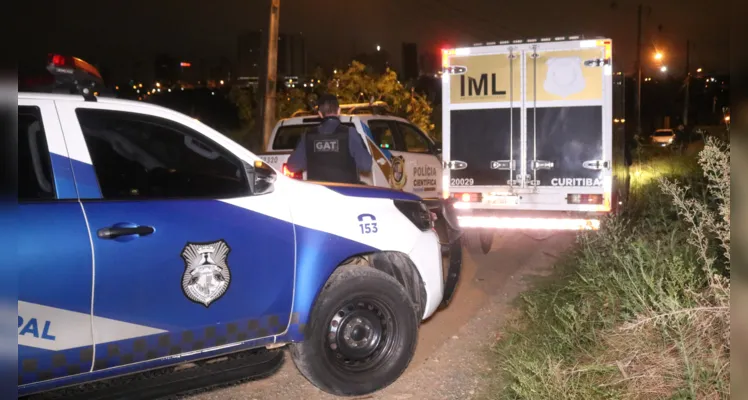 Forças de segurança, além de equipes de socorro, foram mobilizadas para o local do crime