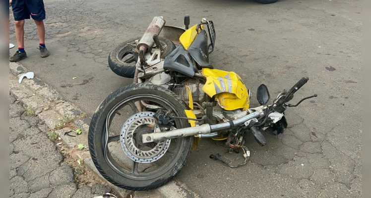 Um Renault Sandero e uma motocicleta colidiram na avenida Antônio Saad.