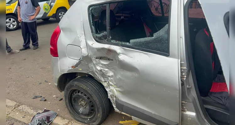 Um Renault Sandero e uma motocicleta colidiram na avenida Antônio Saad.