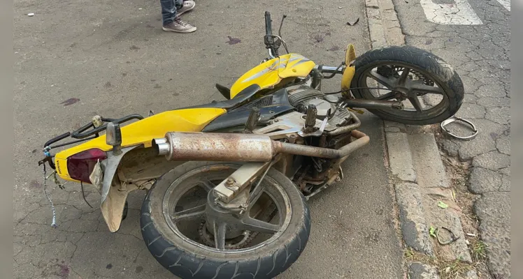 Um Renault Sandero e uma motocicleta colidiram na avenida Antônio Saad.