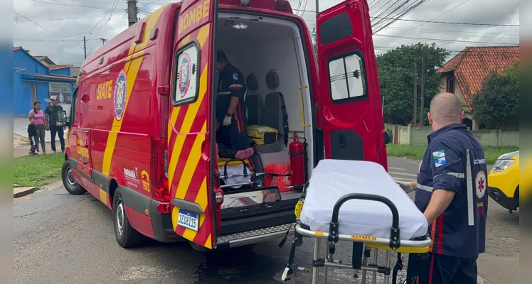 Um Renault Sandero e uma motocicleta colidiram na avenida Antônio Saad.