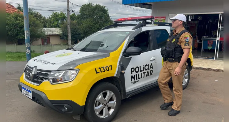 Um Renault Sandero e uma motocicleta colidiram na avenida Antônio Saad.