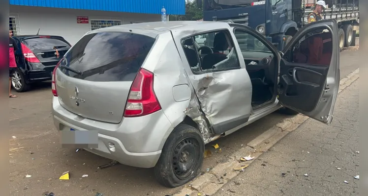 Um Renault Sandero e uma motocicleta colidiram na avenida Antônio Saad.