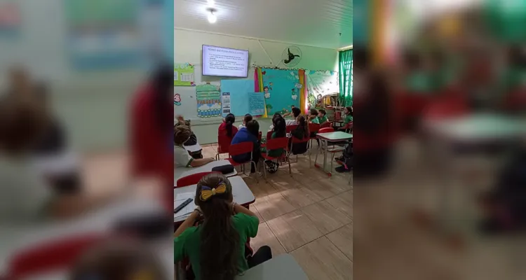 A turma estudou sobre a história da escola e confeccionou cartões para os funcionários e corpo docente.