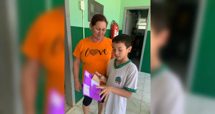 A turma estudou sobre a história da escola e confeccionou cartões para os funcionários e corpo docente.