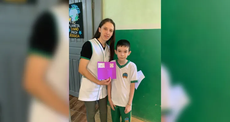 A turma estudou sobre a história da escola e confeccionou cartões para os funcionários e corpo docente.