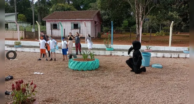 Com a realização de estudos, que envolveram a videoaula do projeto Vamos Ler, a turma se preparou para ir a campo e ajudar no enfrentamento à dengue.