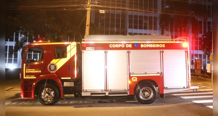 As equipes encontraram um início de incêndio que foi controlado com extintores. 