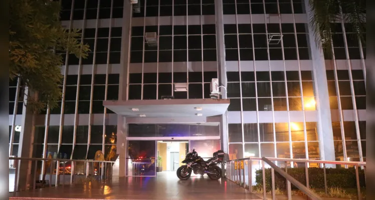 Fumaça foi detectada no prédio da Prefeitura de Ponta Grossa na noite desta terça-feira (26)