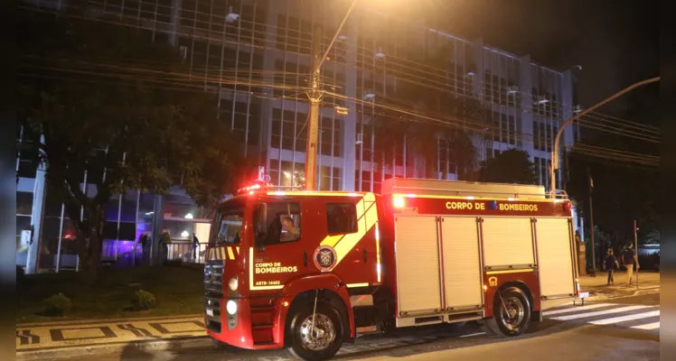 Fumaça foi detectada no prédio da Prefeitura de Ponta Grossa na noite desta terça-feira (26)