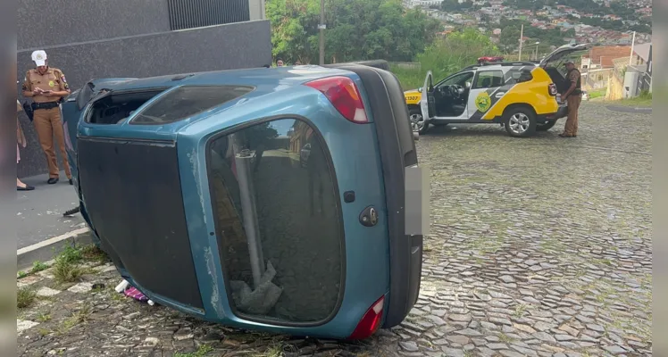 Falha mecânica termina em capotamento no bairro de Olarias