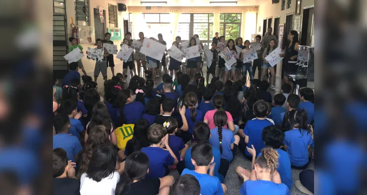 As apresentações tinham o intuito de transmitir informações sobre a dengue aos colegas e comunidade escolar.