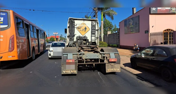 Colisão entre carro e caminhão deixa trânsito lento em PG