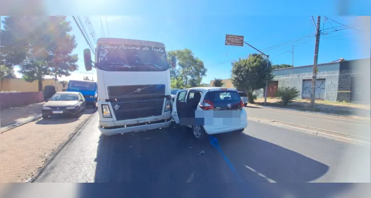 Colisão entre carro e caminhão deixa trânsito lento em PG