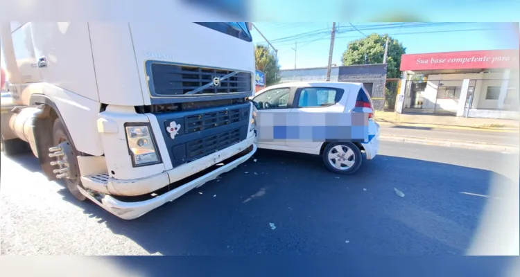 Colisão entre carro e caminhão deixa trânsito lento em PG