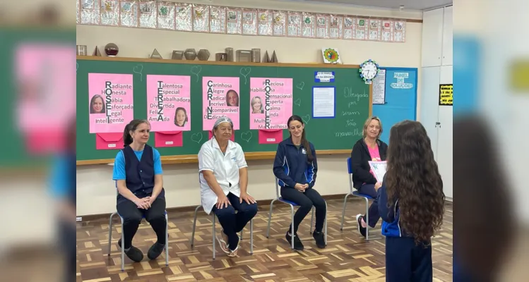 A turma preparou uma dinâmica especial para as "tias" da escola, declamando poesias e oferecendo um momento de carinho.