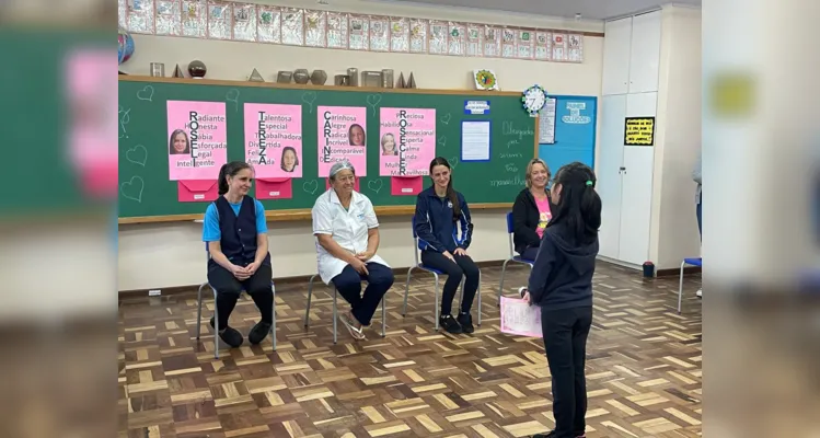 A turma preparou uma dinâmica especial para as "tias" da escola, declamando poesias e oferecendo um momento de carinho.