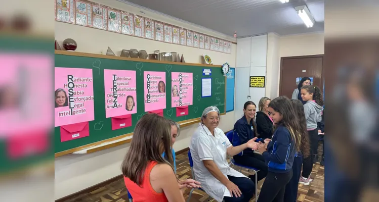 A turma preparou uma dinâmica especial para as "tias" da escola, declamando poesias e oferecendo um momento de carinho.