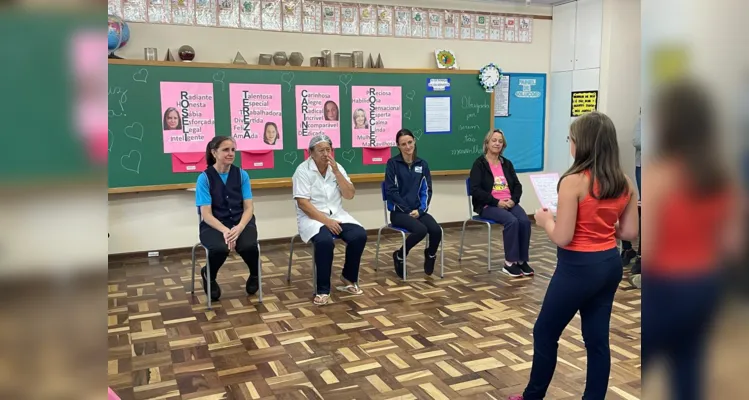 A turma preparou uma dinâmica especial para as "tias" da escola, declamando poesias e oferecendo um momento de carinho.