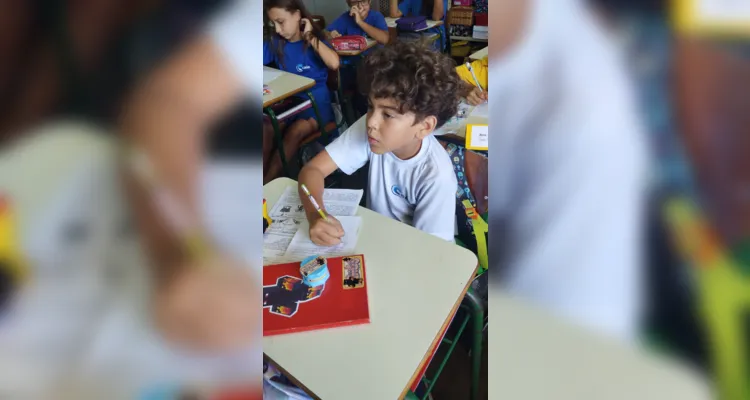 Os alunos confeccionaram e entregaram cartas incentivando a conscientização sobre a dengue para as demais turmas da instituição.