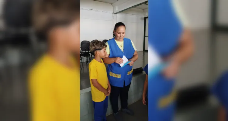 Os alunos confeccionaram e entregaram cartas incentivando a conscientização sobre a dengue para as demais turmas da instituição.