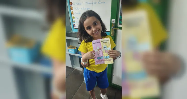 Os alunos confeccionaram e entregaram cartas incentivando a conscientização sobre a dengue para as demais turmas da instituição.