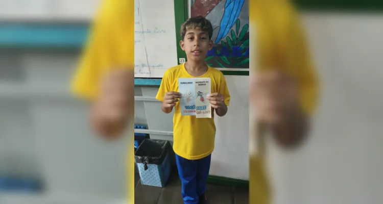 Os alunos confeccionaram e entregaram cartas incentivando a conscientização sobre a dengue para as demais turmas da instituição.