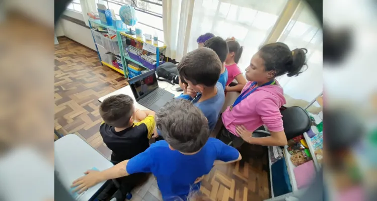 Fazendo uso das mídias digitais e físicas, os alunos puderam obter conhecimento de diferentes formas.