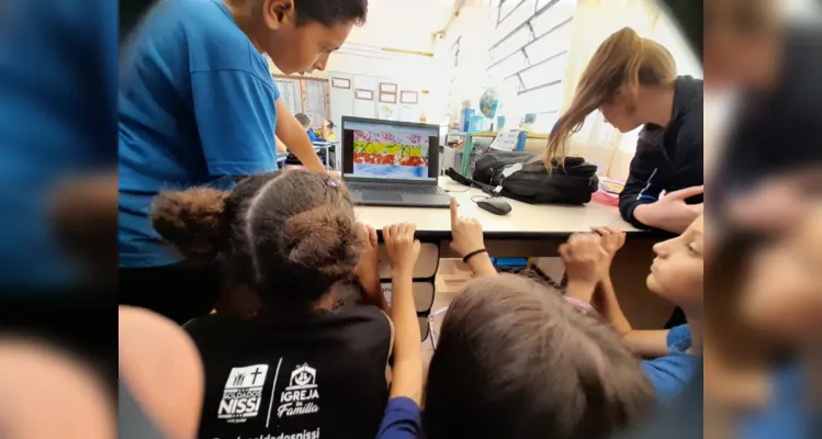 Fazendo uso das mídias digitais e físicas, os alunos puderam obter conhecimento de diferentes formas.