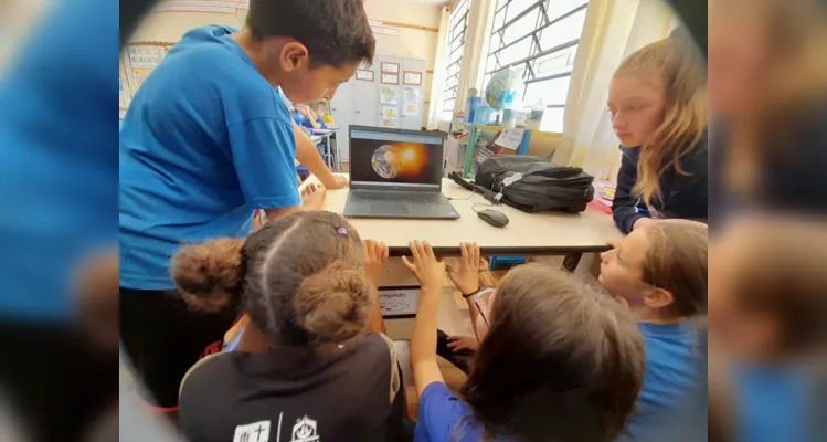 Fazendo uso das mídias digitais e físicas, os alunos puderam obter conhecimento de diferentes formas.