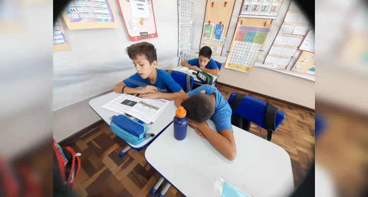 Fazendo uso das mídias digitais e físicas, os alunos puderam obter conhecimento de diferentes formas.