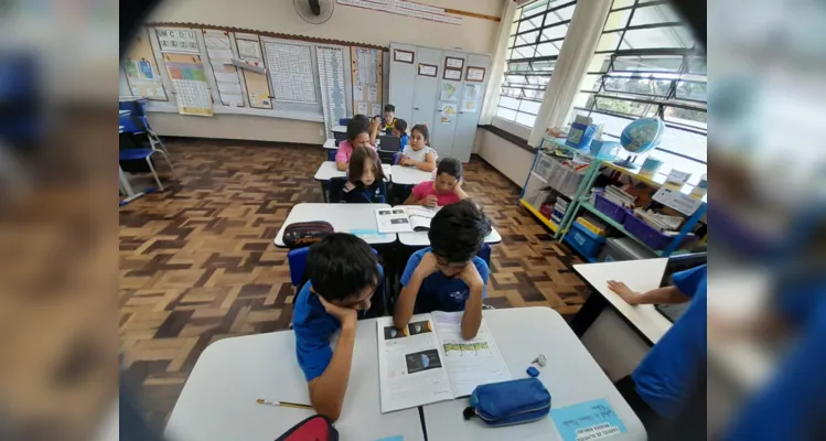 Fazendo uso das mídias digitais e físicas, os alunos puderam obter conhecimento de diferentes formas.