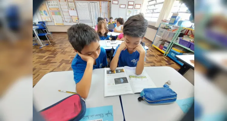 Fazendo uso das mídias digitais e físicas, os alunos puderam obter conhecimento de diferentes formas.