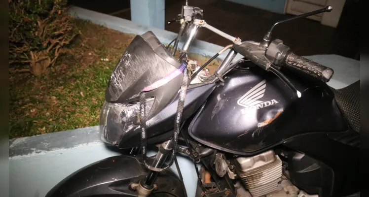 Motociclistas colidem em rotatória e homem fica gravemente ferido