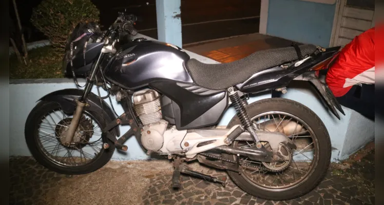 Motociclistas colidem em rotatória e homem fica gravemente ferido