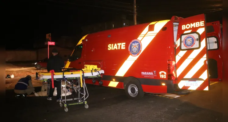 Motociclistas colidem em rotatória e homem fica gravemente ferido