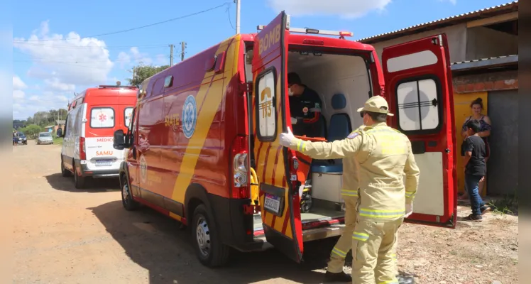 Homem cai do telhado da residência e fica ferido em PG