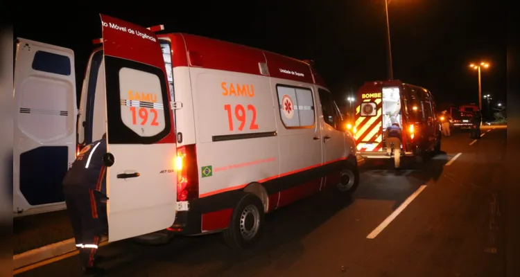 Fusca bate em poste na 'Taunay' e quatro pessoas ficam feridas