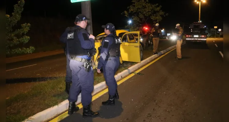 Fusca bate em poste na 'Taunay' e quatro pessoas ficam feridas