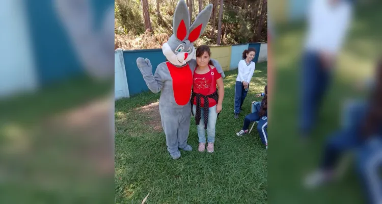 Visita do coelinho e exploração da estrutura da instituição de ensino trouxeram mais brilho.